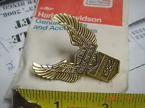 NOS FRONT FENDER EMBLEM MEDALLION BADGE 1982 25TH ANNIVERSARY FLH SPORTS HARLEY