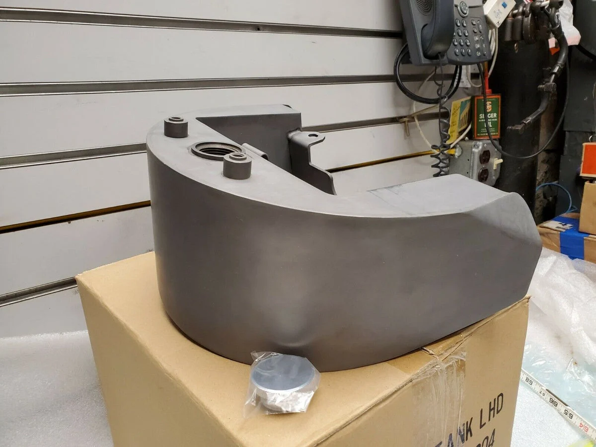 Oil Tank Custom Chopper Ironhorse Texas Judge Rigid Softail Daytec Custom W cap
