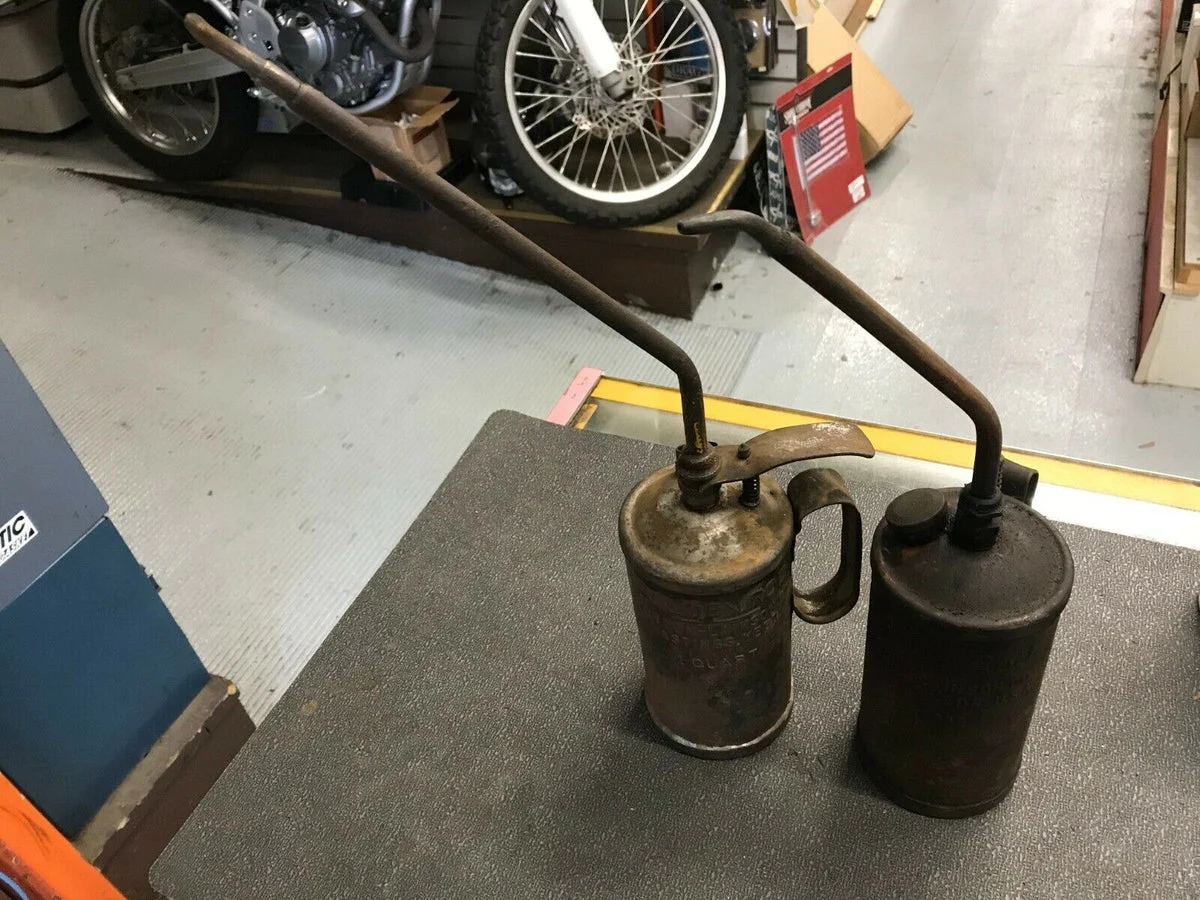 Two VINTAGE 1 QUART Golden Rod Hastings NE Oiler Thumb pump Oil Can Garage art